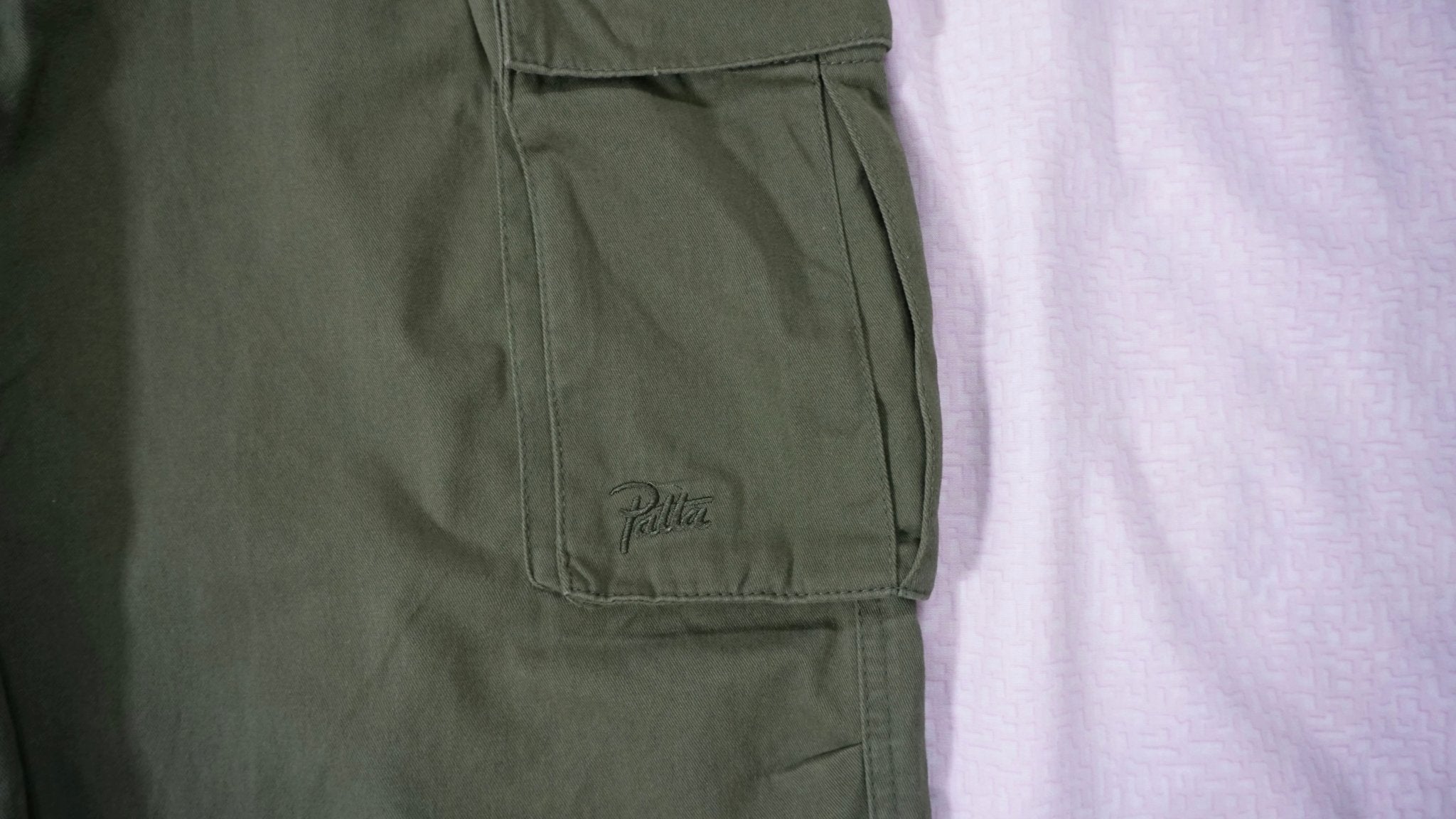 Pantalones cargo verde caqui Patta - CONEJO BLANCO VINTAGE