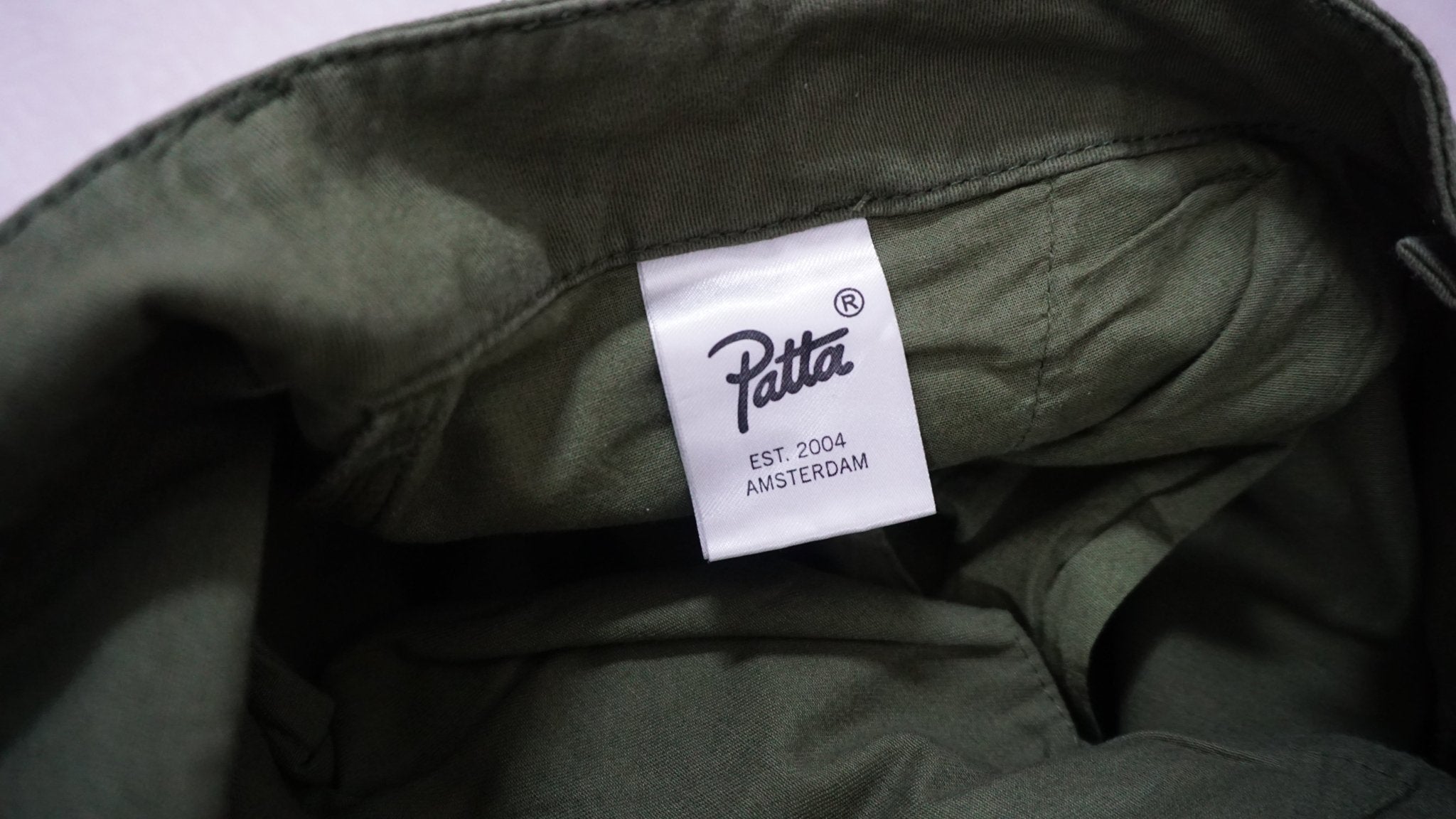 Pantalones cargo verde caqui Patta - CONEJO BLANCO VINTAGE